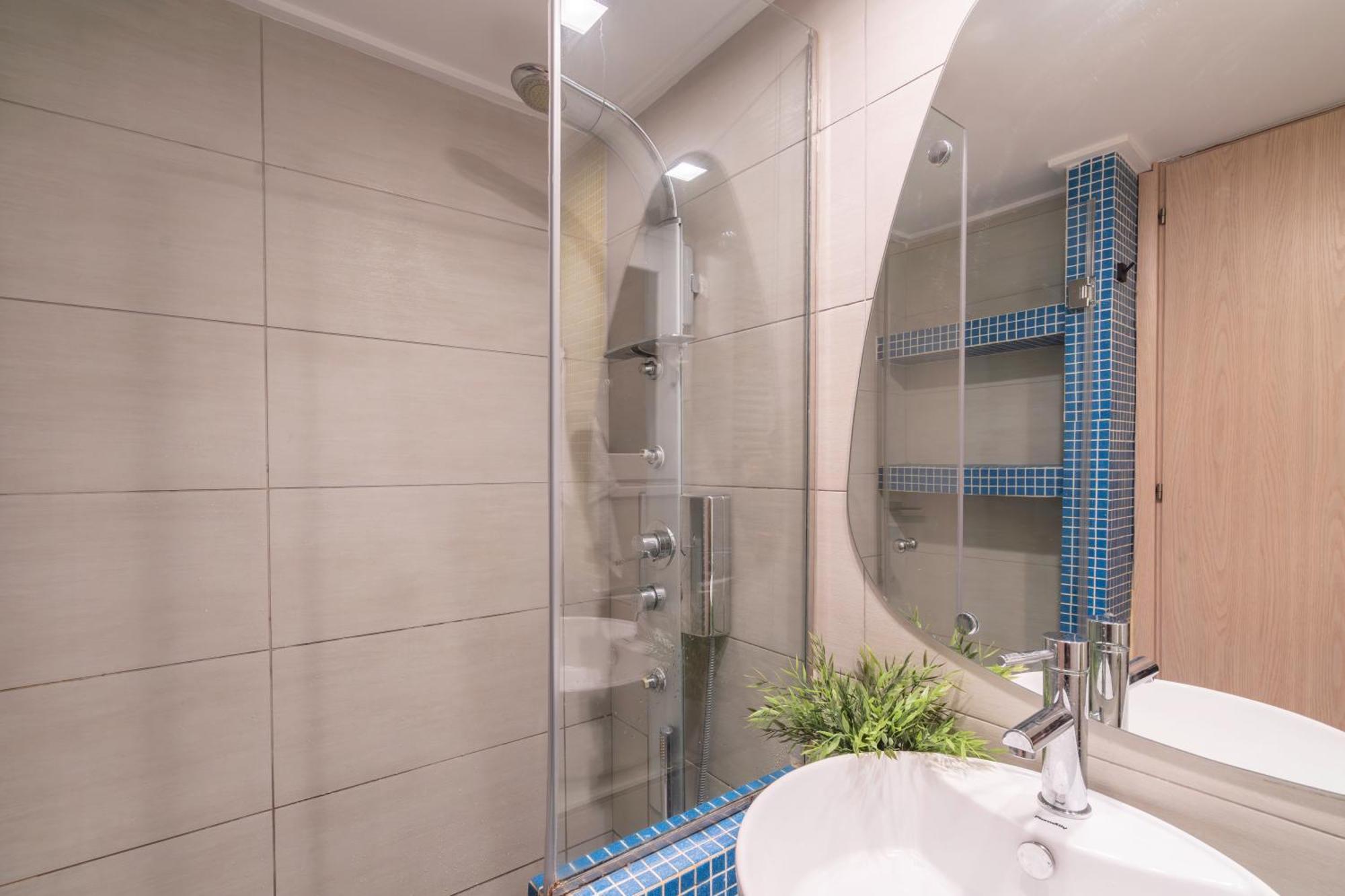 City Oasis: Newly Renovated 2Br Apt In City Center Aten Exteriör bild