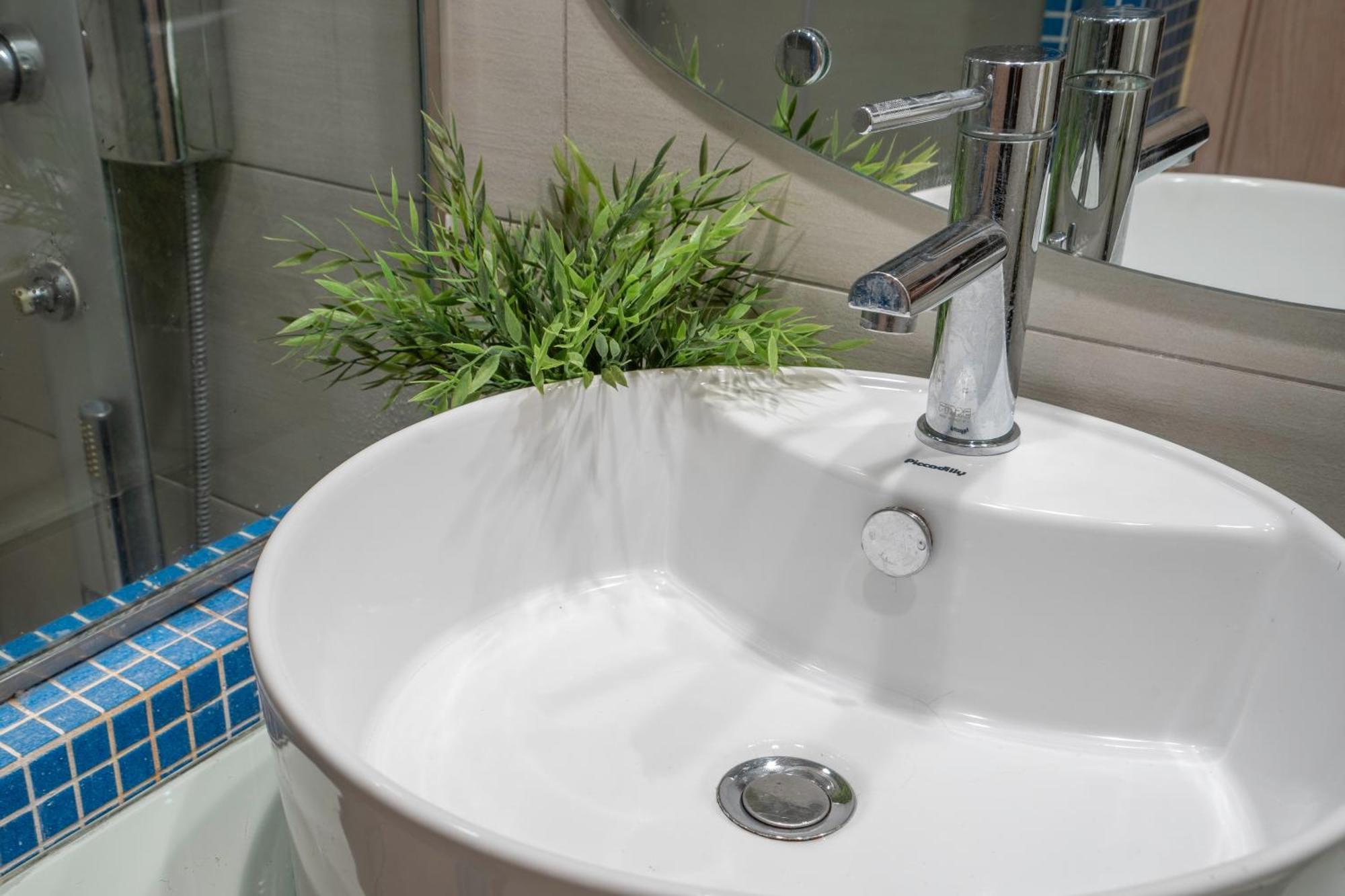 City Oasis: Newly Renovated 2Br Apt In City Center Aten Exteriör bild